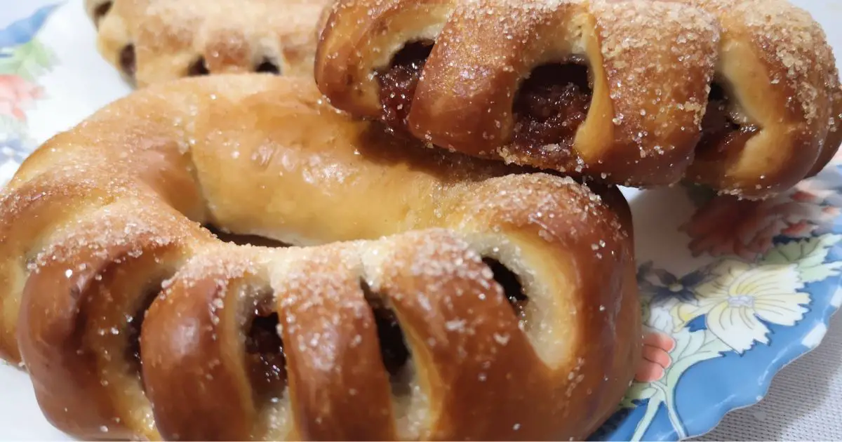 Roscón de Bocadillo o Guayaba (Guava Paste Stuffed Bread) - My Colombian  Recipes